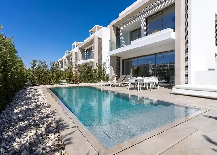 Waves 3-Bedroom Villa In Protaras